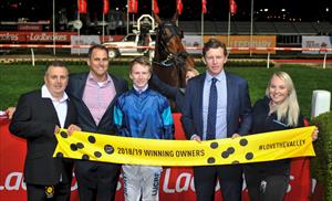 Moonlover & Winning Owners at The Valley Moonlover & Winning Owners at The Valley